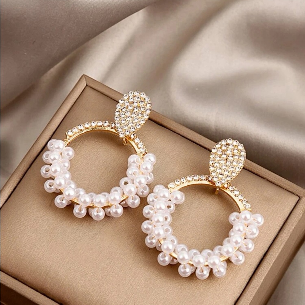 Pearl Hoops ✨NWT✨ - Picture 2 of 7